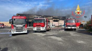 Incendio in capannone commerciale nel cosentino