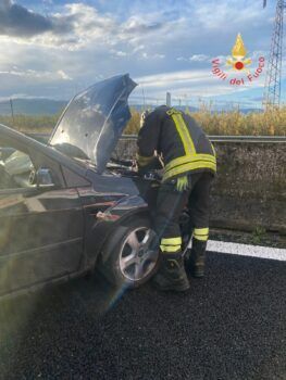 Lamezia, su ss280 vicino Palazzo auto perde contro e finisce contro barriere, ferita conducente