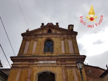 Maltempo, fulmine colpisce croce di una chiesa nel vibonese, caduta calcinacci