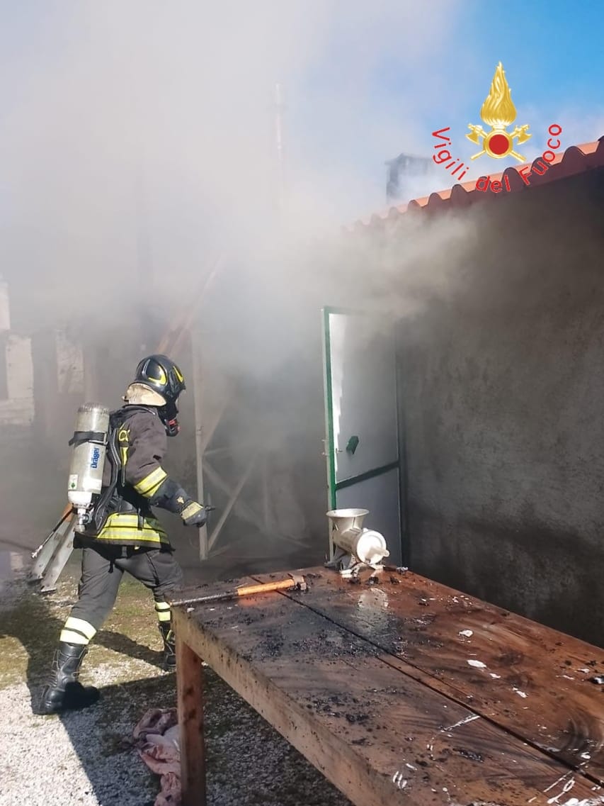 Lamezia, in fiamme cucina rustica in località Mitoio