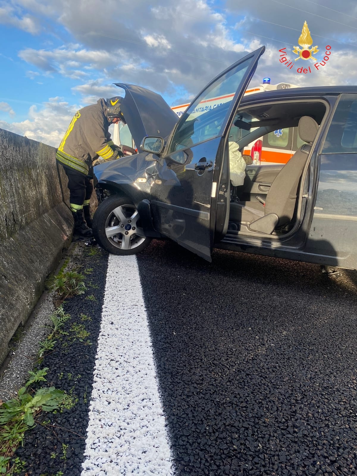 Lamezia, su ss280 vicino Palazzo auto perde contro e finisce contro barriere, ferita conducente