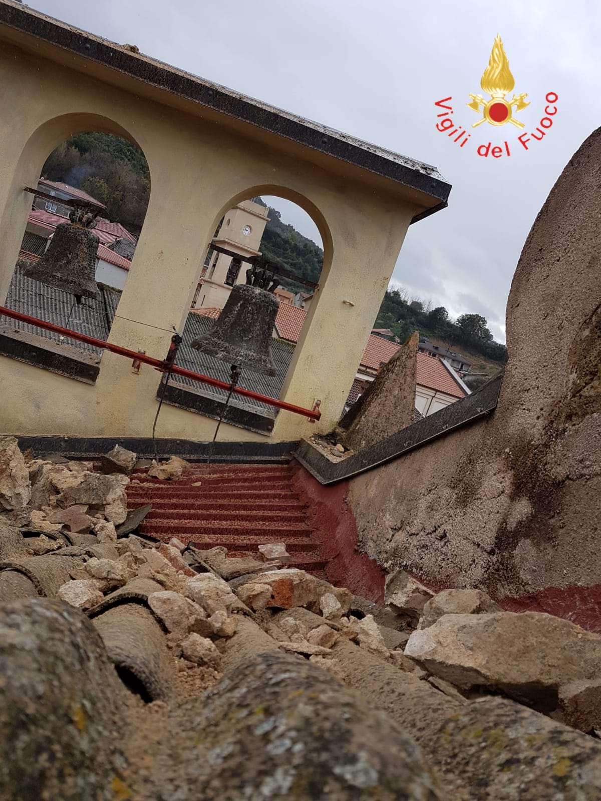 Maltempo, fulmine colpisce croce di una chiesa nel vibonese, caduta calcinacci