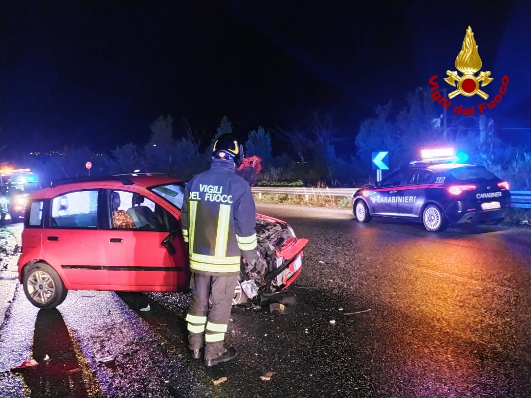 A Maida auto finisce contro muretto e conducente viene sbalzato fuori