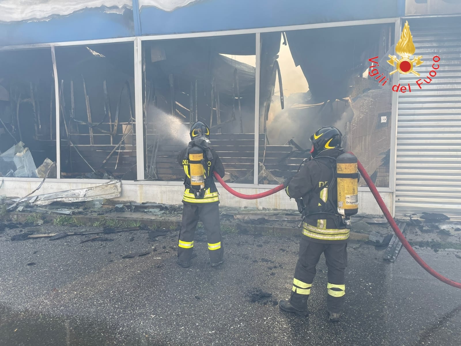 Incendio in capannone commerciale nel cosentino