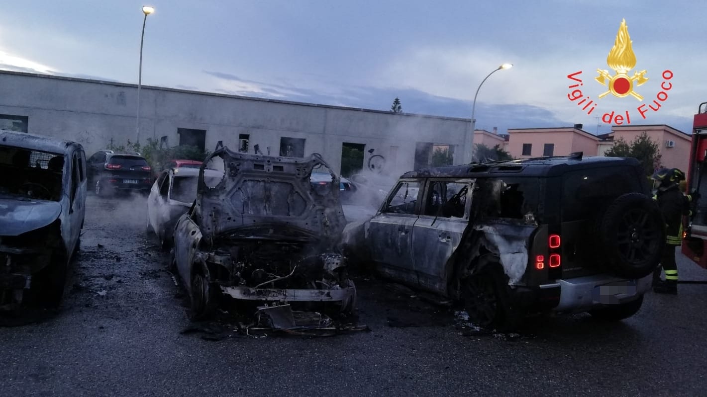 Catanzaro, in fiamme sei auto parcheggiate in un piazzale