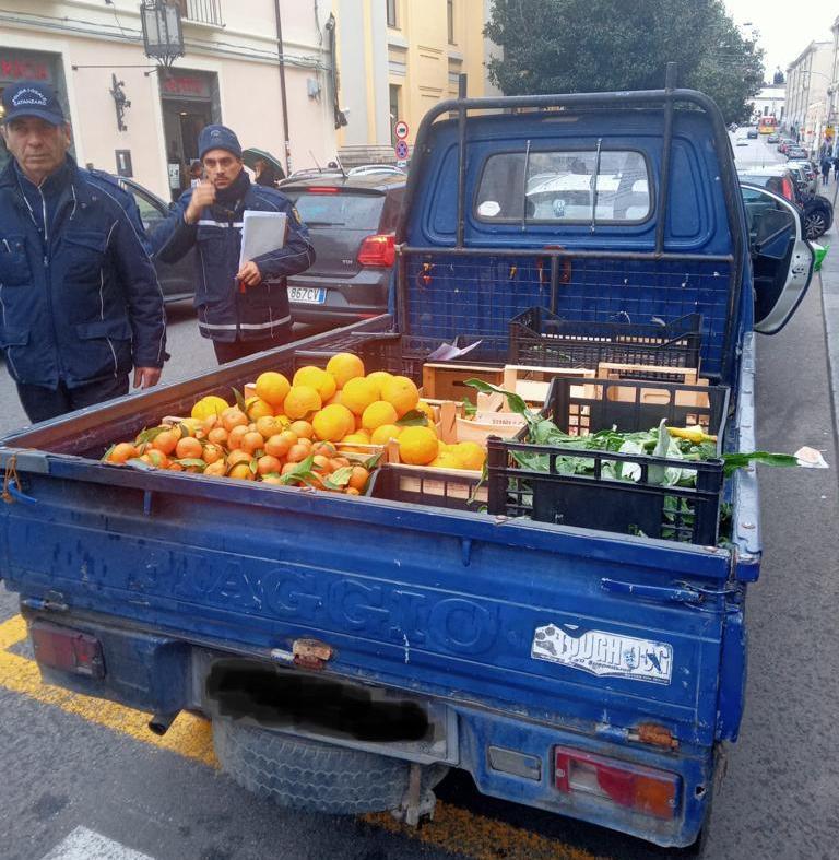 Catanzaro, controlli della Polizia Locale contro abusivismo commerciale, multe per 25mila euro 