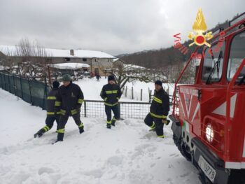 Azienda agricola di Cardinale rimasta isolata per abbondanti nevicate, Vigili del Fuoco giungono in soccorso