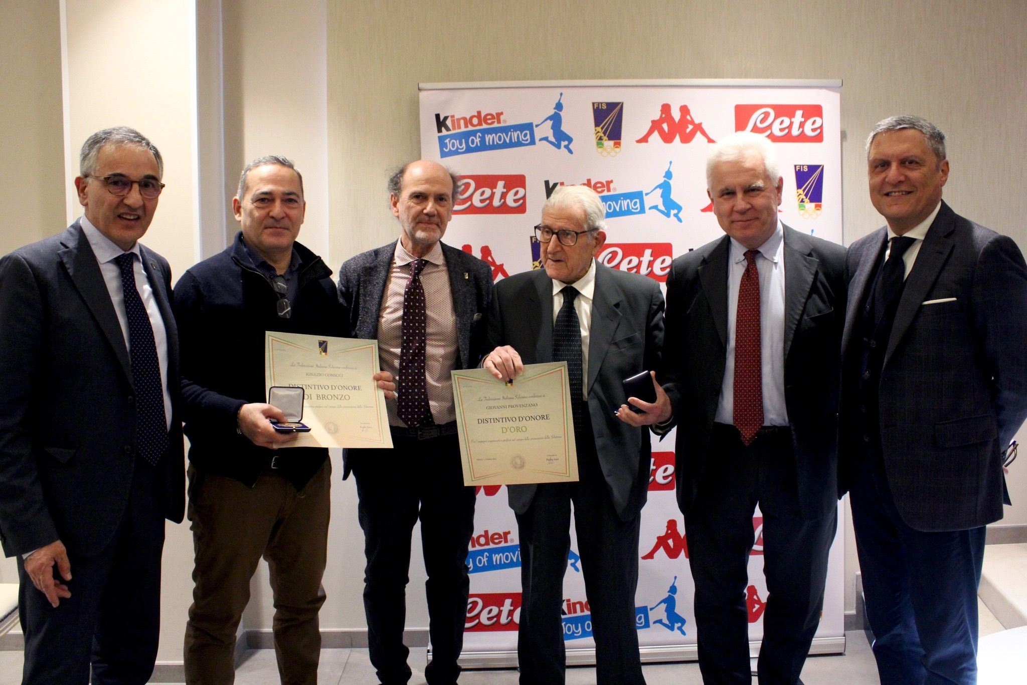 Lamezia, il presidente Federscherma Paolo Azzi in visita in Calabria premia Giovanni Provenzano con il distintivo d'onore d'oro