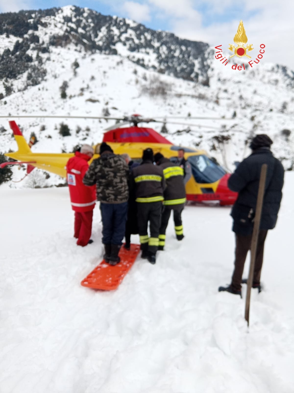 Numerosi interventi dei Vigili del Fuoco nel reggino per le abbondanti nevicate e recupero bovino con mezzo aereo