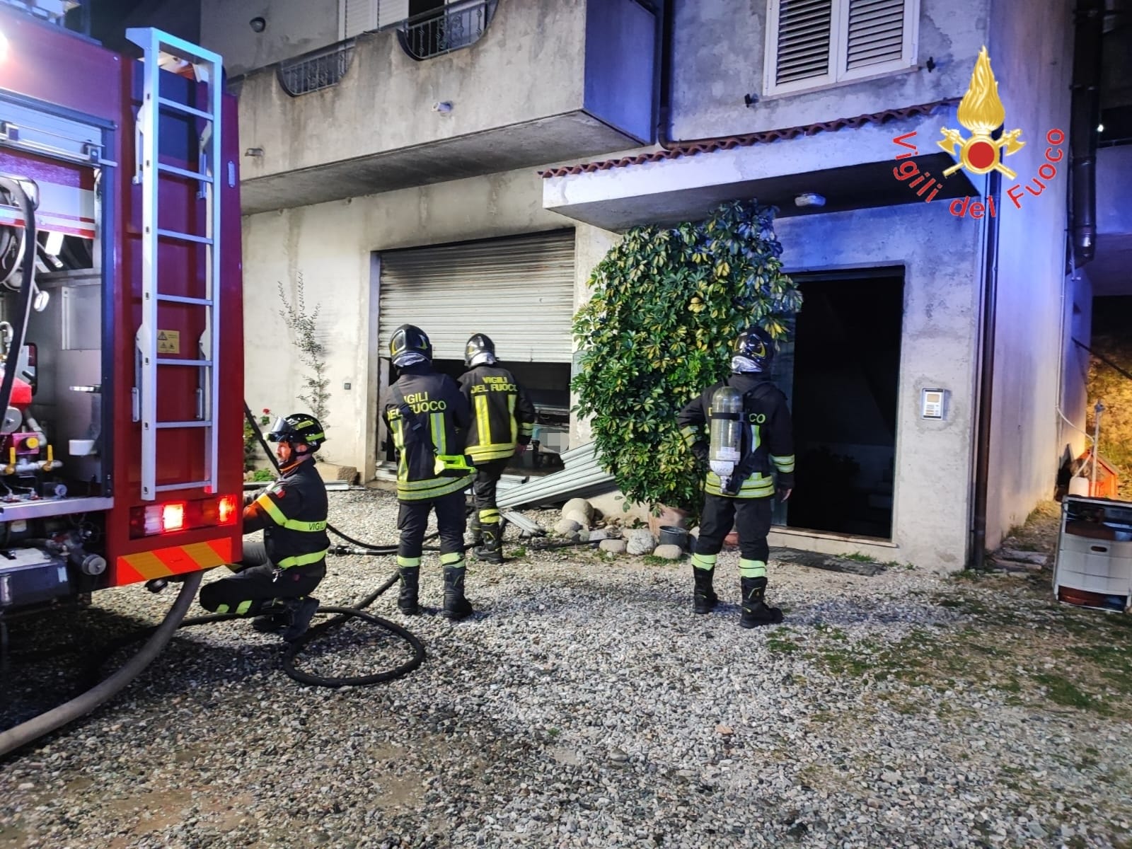 In fiamme auto nel garage, fumo denso invade appartamento sovrastante, soccorsi coniugi anziani