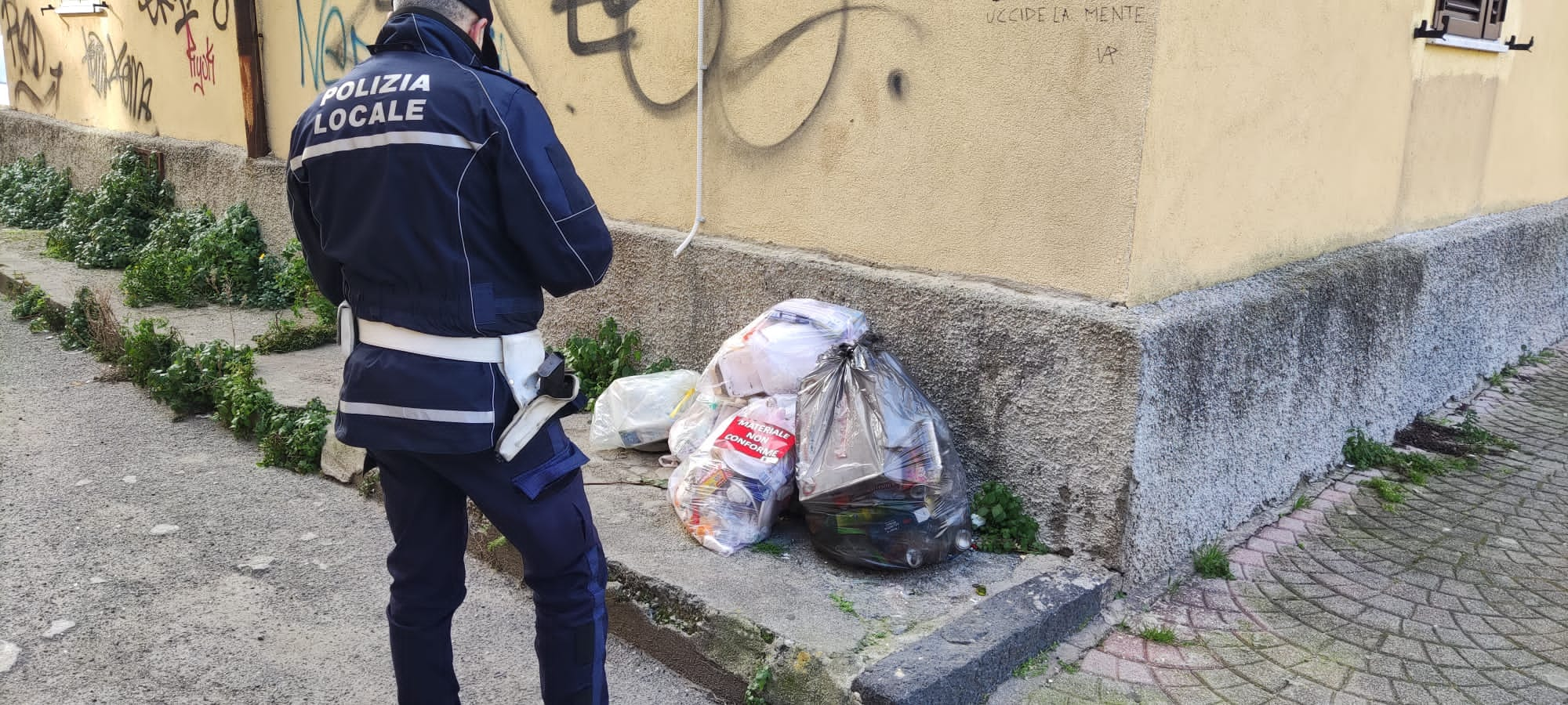 Catanzaro, ancora lotta ai furbetti del sacchetto, multe per oltre 7mila euro