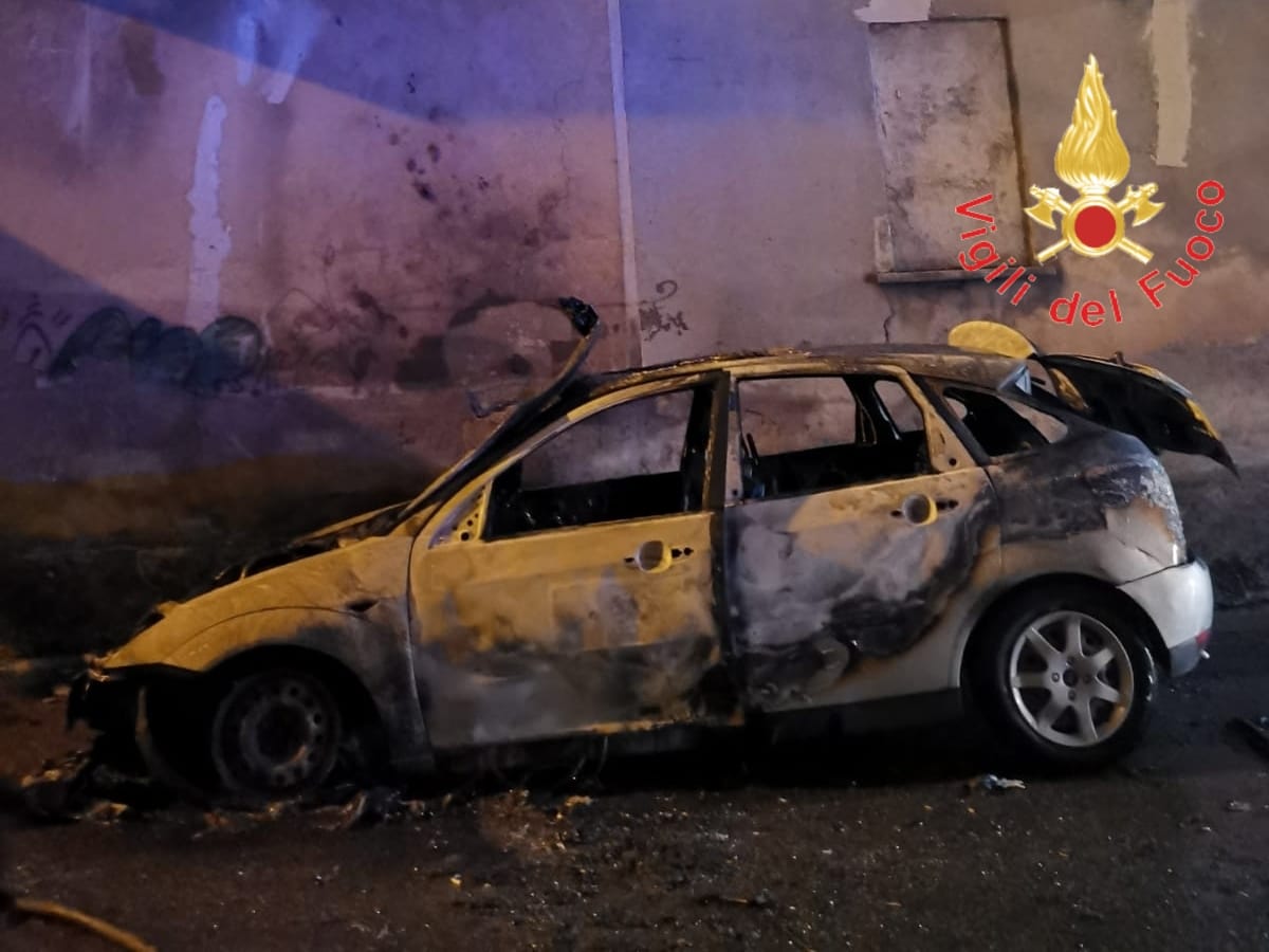 Lamezia, auto si incendia in via Conforti, due persone fanno in tempo ad uscire dal mezzo