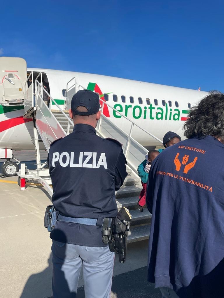 Crotone, sbarcati all’aeroporto 187 migranti provenienti da Lampedusa