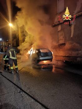 Lamezia, auto si incendia in via Conforti, due persone fanno in tempo ad uscire dal mezzo