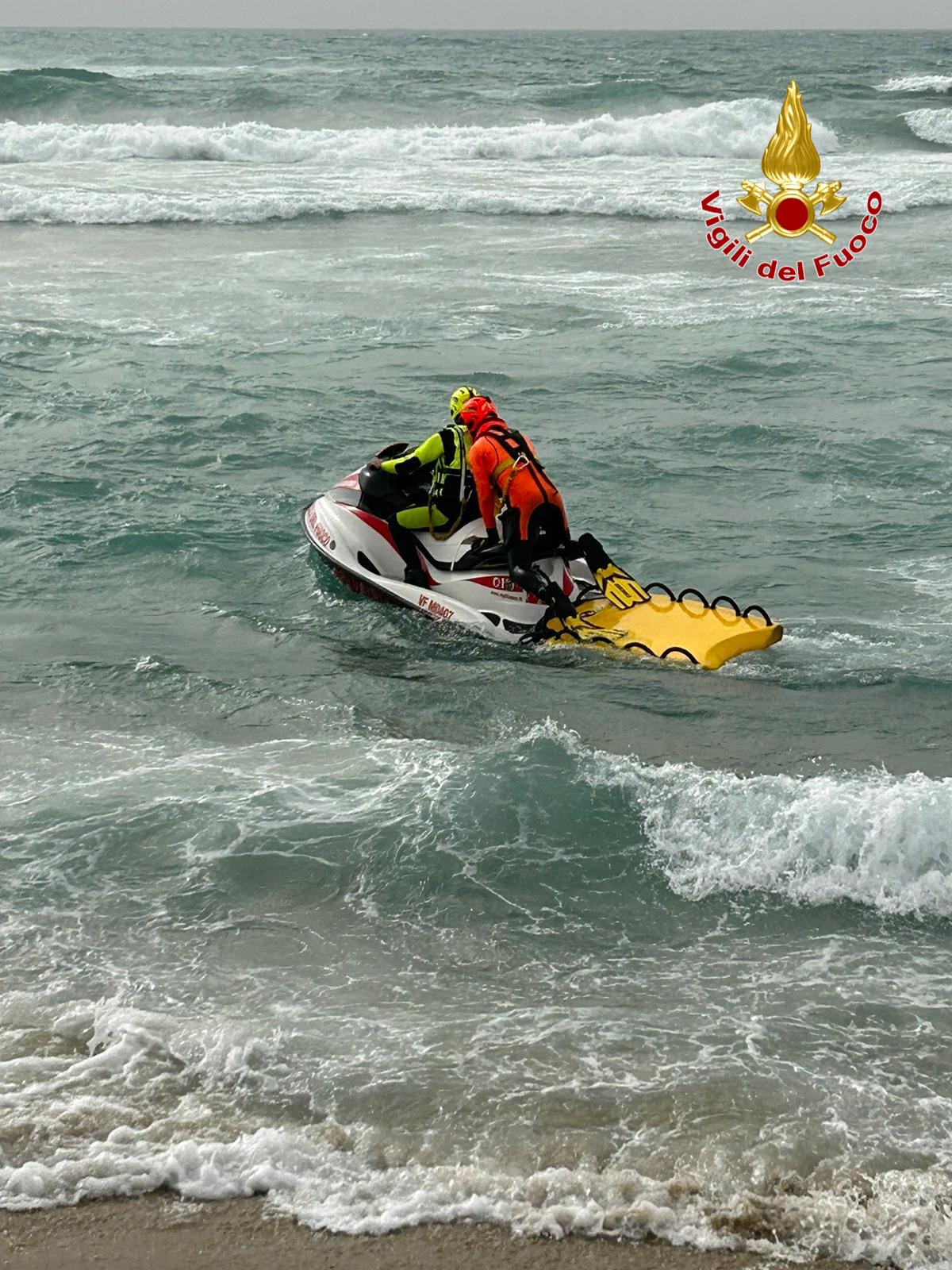 Naufragio migranti, difficili operazioni di soccorso in mare