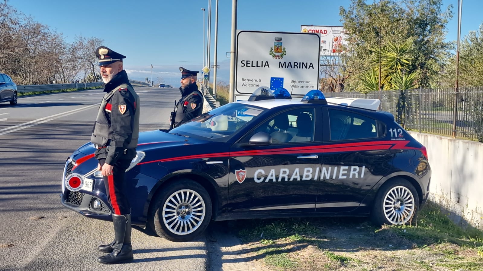 Sellia Marina, 40enne maltratta familiari e ruba in casa, la madre lo denuncia, arrestato