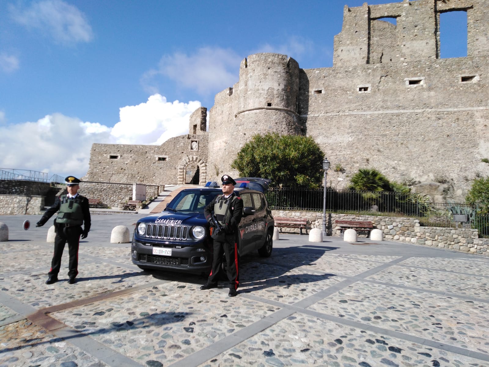 Squillace, alla vista dei carabinieri gettano involucro da auto, arrestati due uomini per spaccio