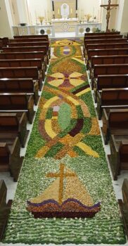 Lamezia, l’infiorata della parrocchia di Bella in occasione del Corpus Domini