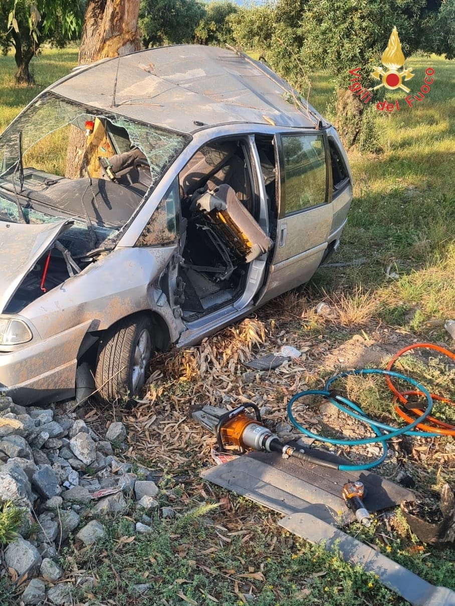 Lamezia, auto finisce fuori strada su viale San Bruno, un ferito