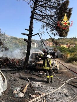 Esplodono alcune bombole di gas a Reggio, feriti due vigili del fuoco intervenuti per spegnere il rogo