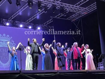 Lamezia, ieri sera in Piazza 5 Dicembre grande emozione per l’imponente Opera musical “Francesco de Paula”