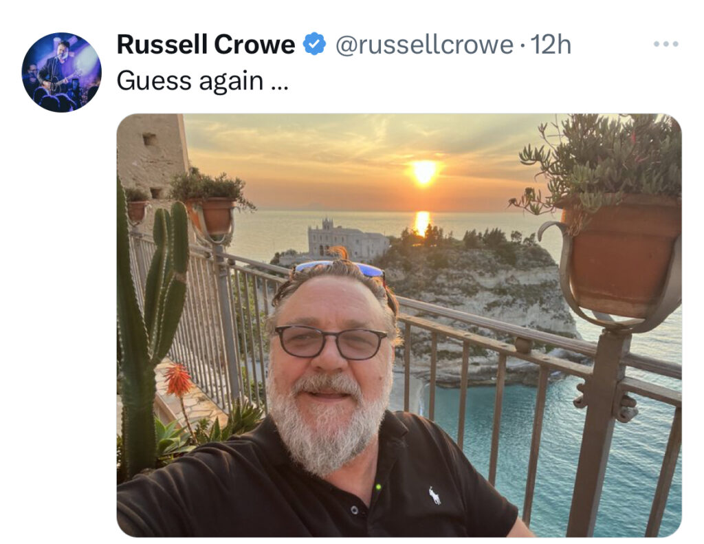 Russell Crowe in Calabria, spopola sui social il selfie a Tropea