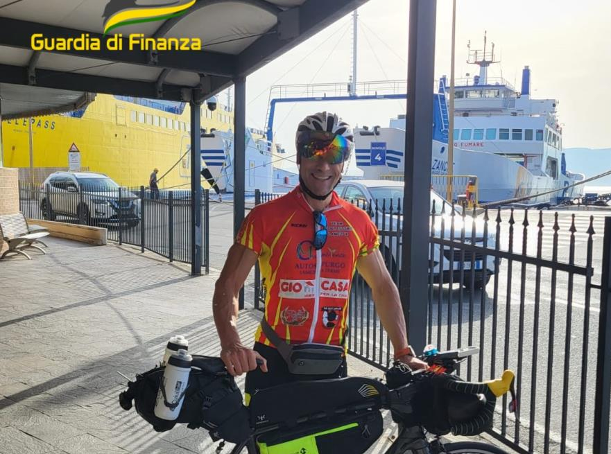 "Un viaggio per la vita", ufficiale della Gdf di Catanzaro in bici fino al Circolo Polare artico per raccolta fondi per ricerca sul cancro, l'anno scorso ha perso la moglie