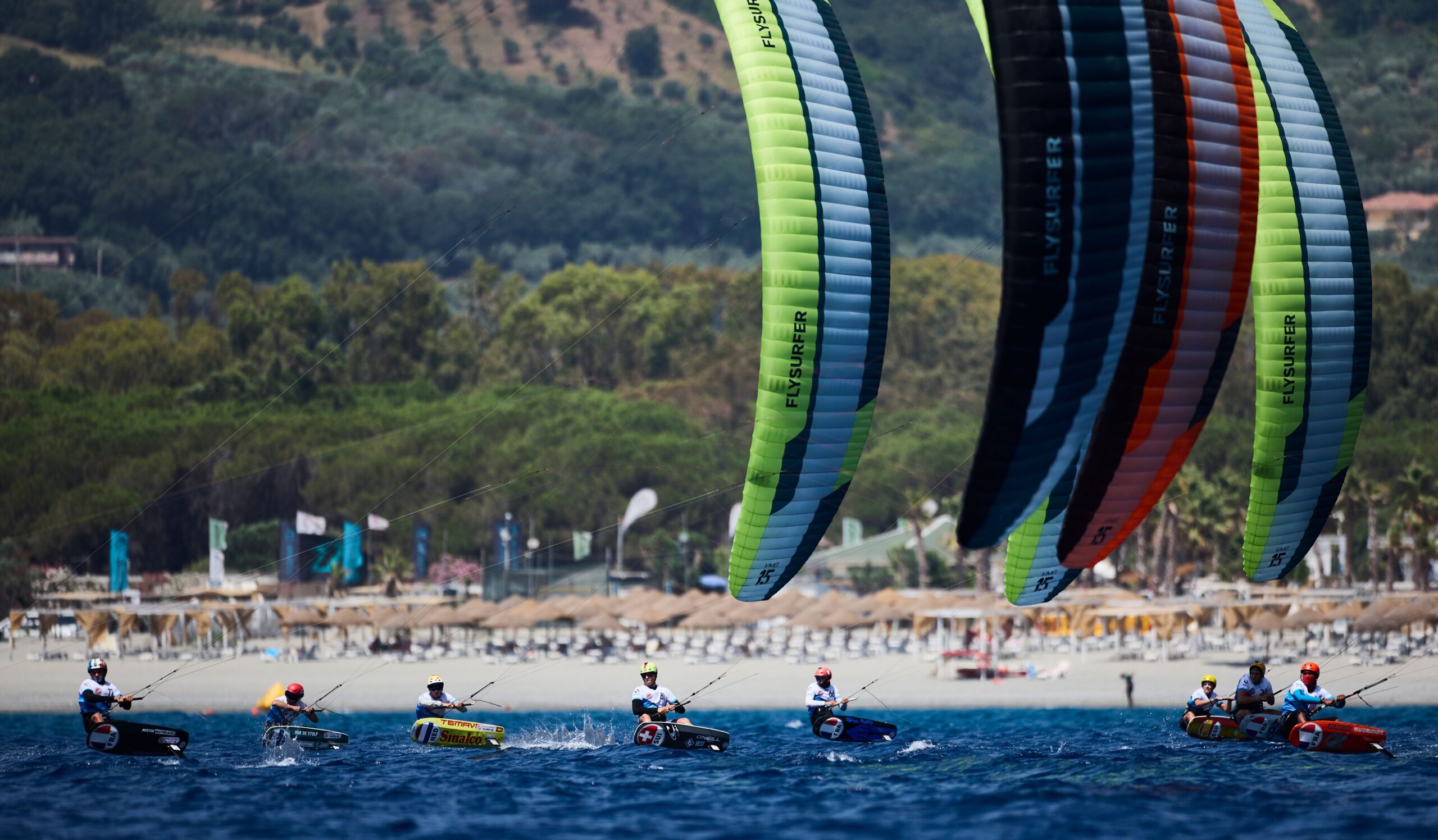 Terza giornata di regate di Formula Kite U19, in testa Maximilian Maeder per flotta maschile e e Heloise Pegourie per quella femminile