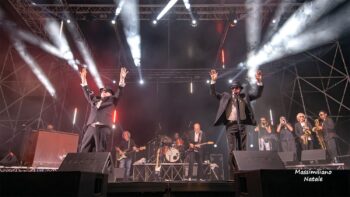 Bagno di folla per il concerto dei mitici Original Blues Brothers Band sul lungomare di Siderno