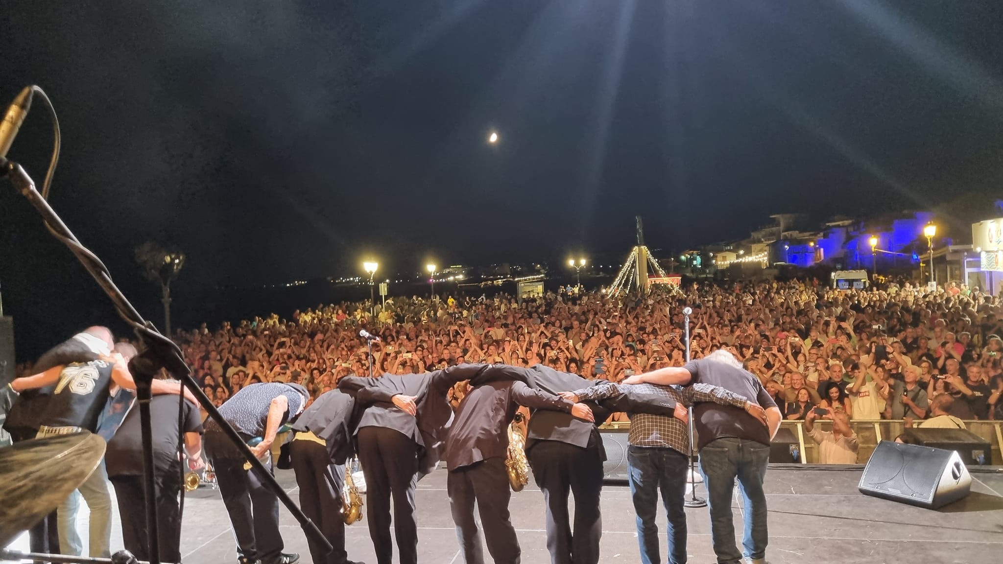 Bagno di folla per il concerto dei mitici Original Blues Brothers Band sul lungomare di Siderno