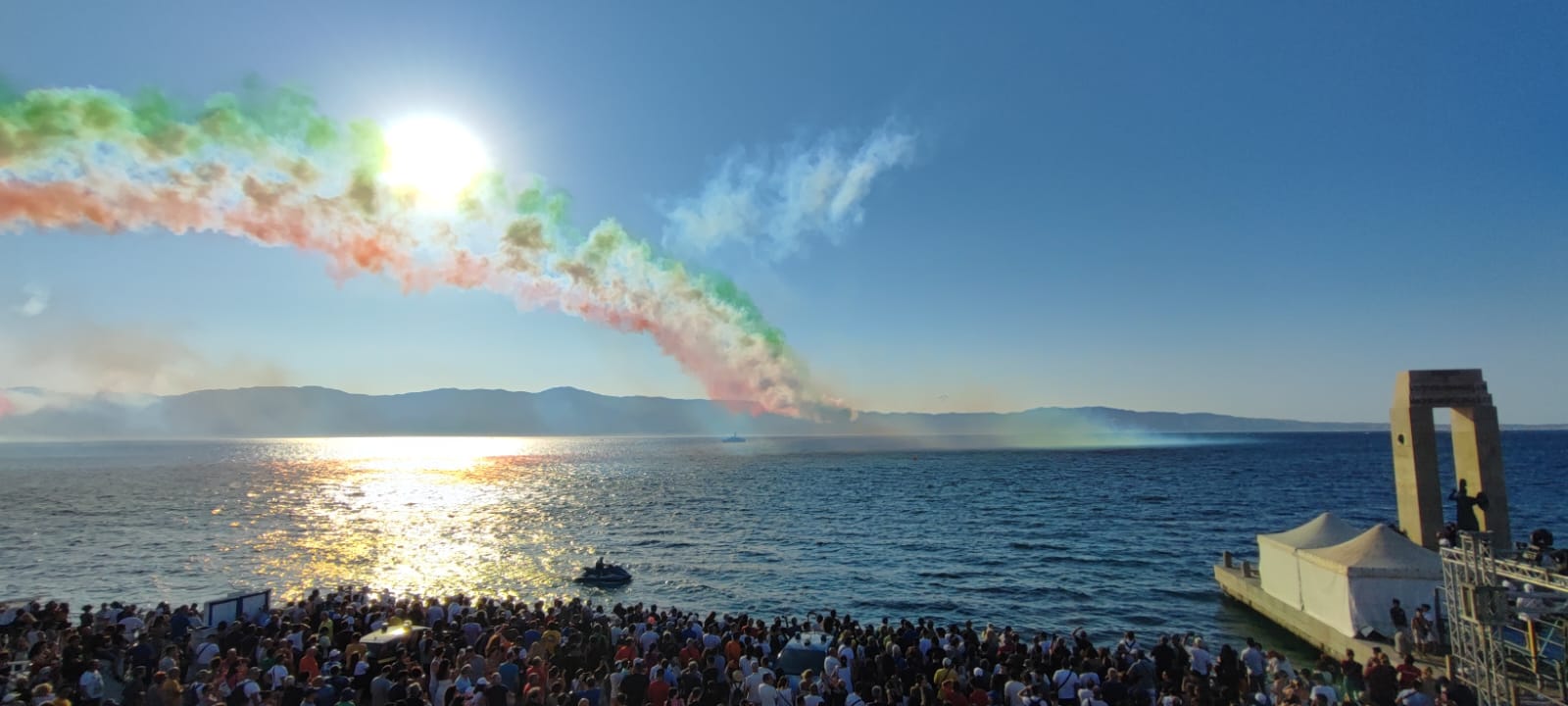 L'omaggio tricolore della Pattuglia Acrobatica Nazionale alla Città Metropolitana di Reggio Calabria