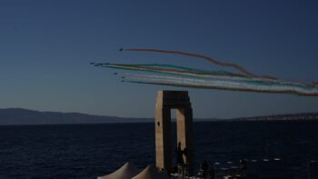 L'omaggio tricolore della Pattuglia Acrobatica Nazionale alla Città Metropolitana di Reggio Calabria