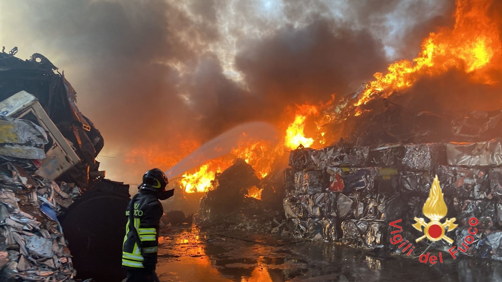 Incendi in Calabria, 70 interventi dei Vigili del fuoco nelle ultime 24 ore, proseguono operazioni di spegnimento nel reggino e cosentino