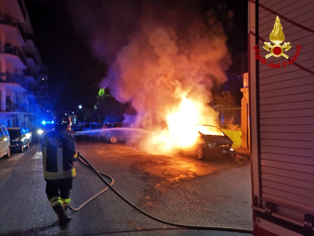 Lamezia, in fiamme un’auto in via Fusco