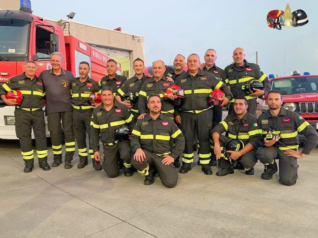 Lamezia, in pensione dopo 35 anni nei vigili del fuoco: il saluto dei colleghi al capo reparto esperto Gennaro Aiello (video)