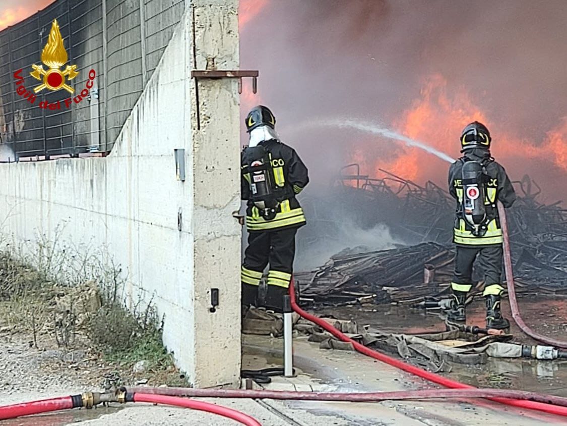 In fiamme discarica nel crotonese, impegnate 4 squadre dei vigili del fuoco