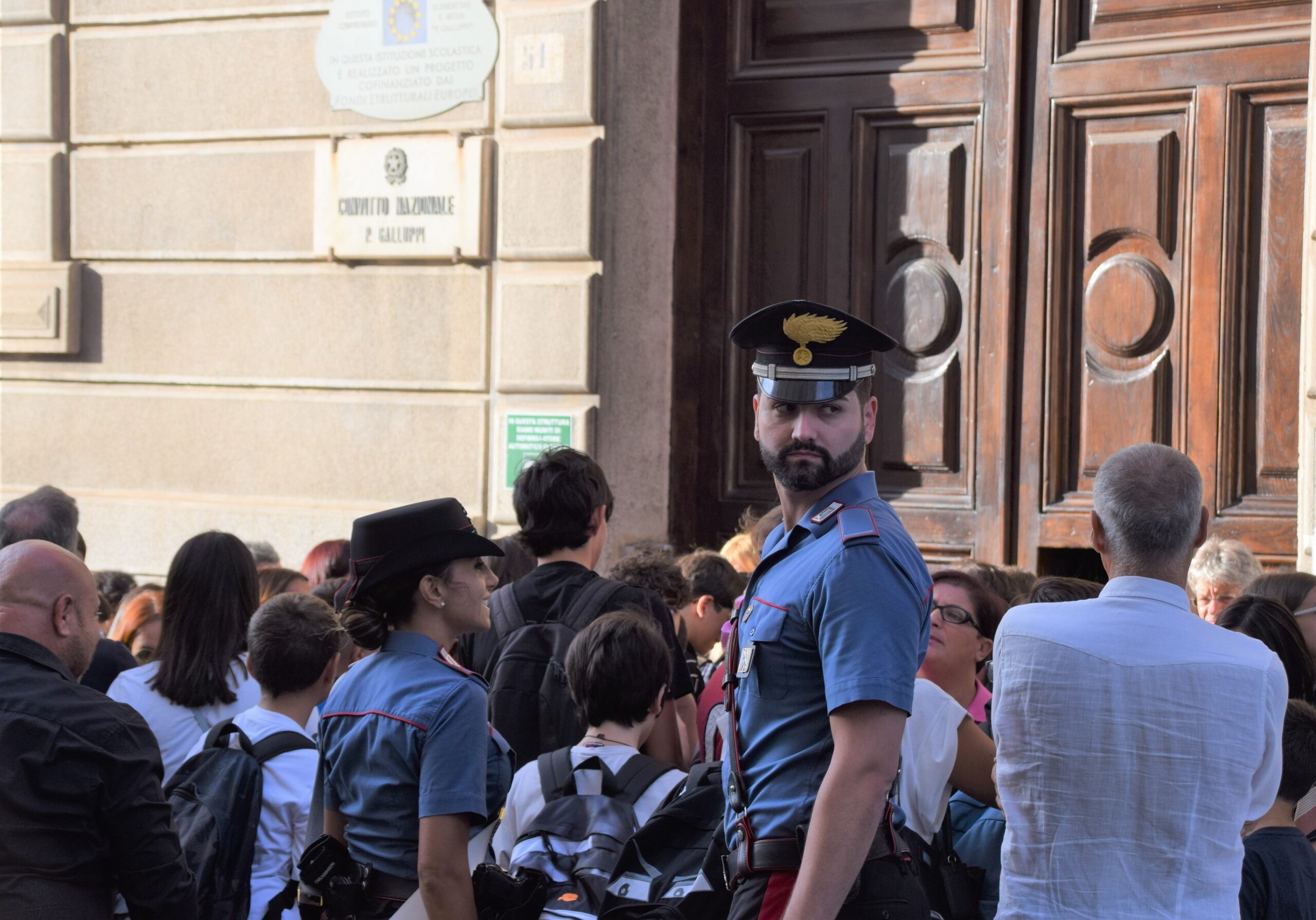 Catanzaro e provincia, primo giorno di scuola anche per i Carabinieri. Incrementati i servizi di prevenzione nei pressi degli istituti scolastici