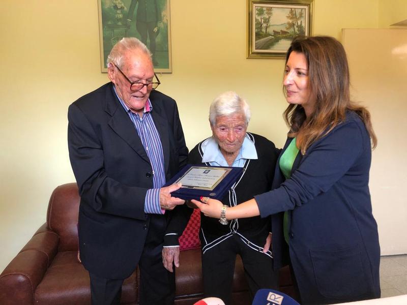 Consegnata targa ai Nonni di Calabria Domenico e Francesca per i loro 77 anni d’amore