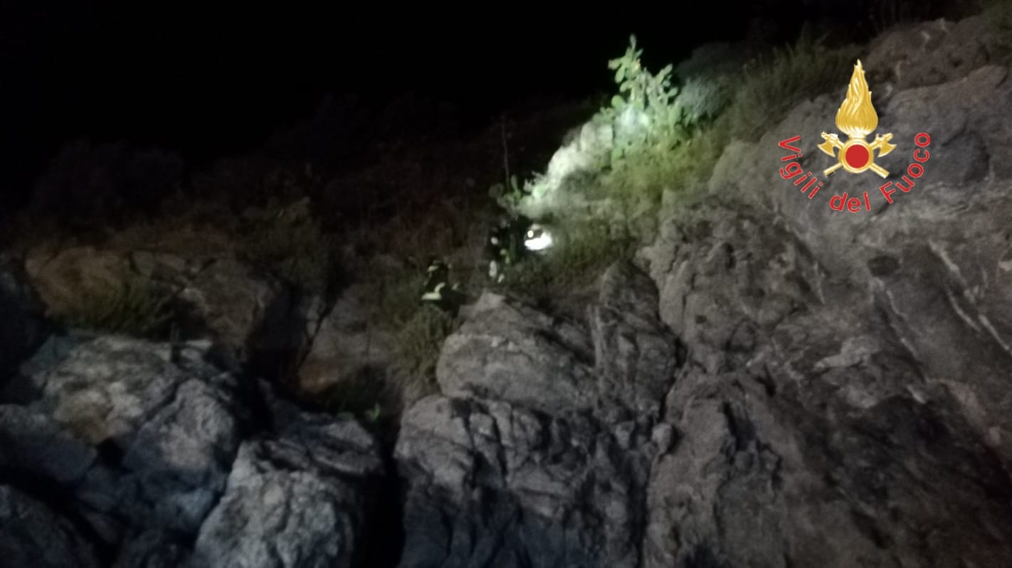 Uomo di 40 anni tenta di scalare il costone roccioso di Caminia ma rimane bloccato, soccorso dai Vigili del Fuoco