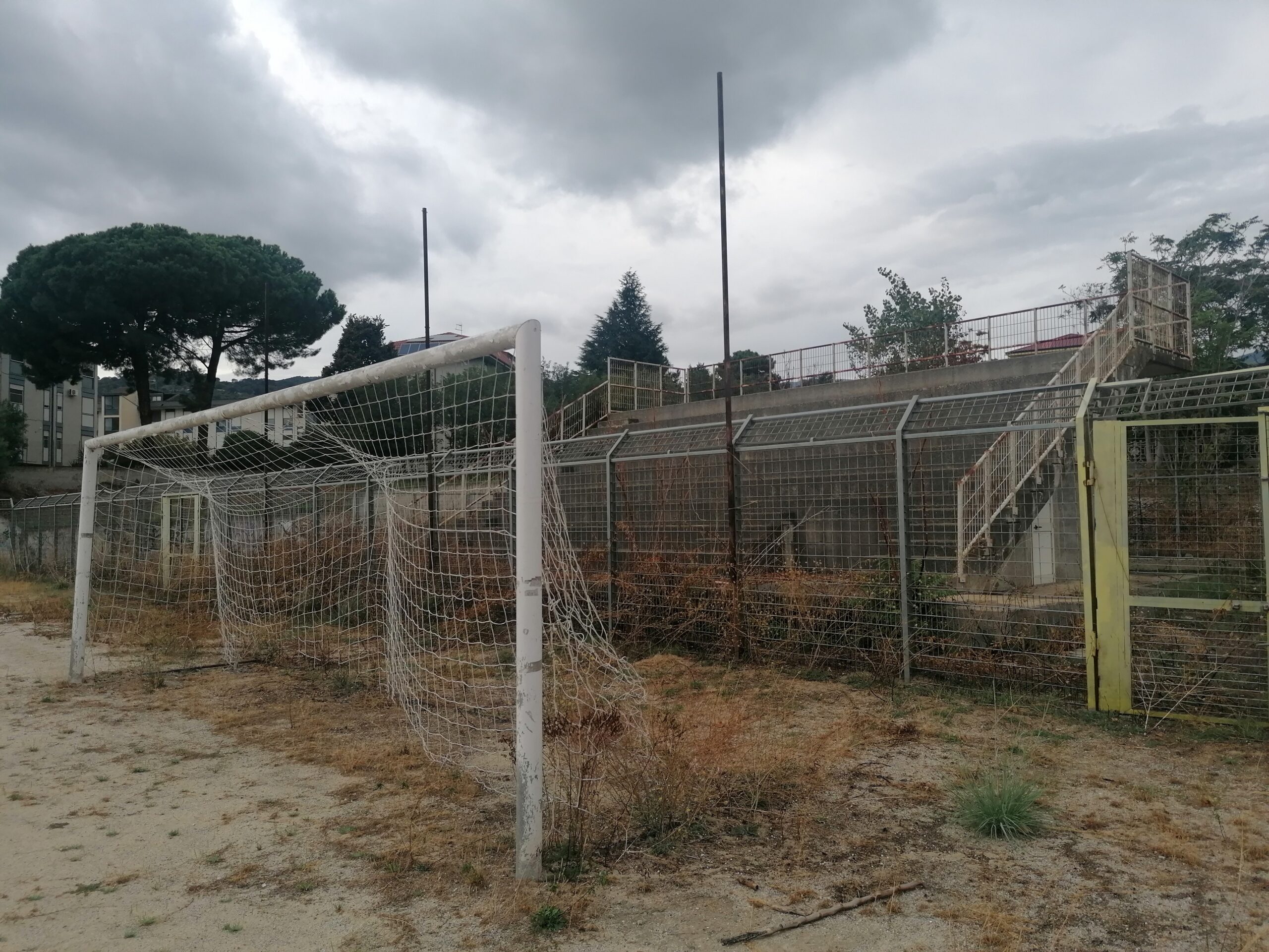 Lamezia Terme, impianto sportivo Remo Provenzano di Capizzaglie chiuso e abbandonato