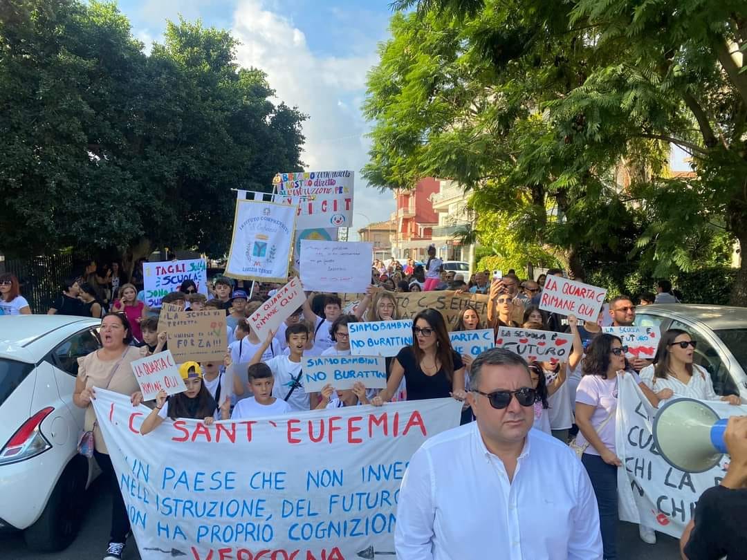 Lamezia Terme, l’IC Sant’Eufemia ribadisce con una manifestazione il suo no all’accorpamento