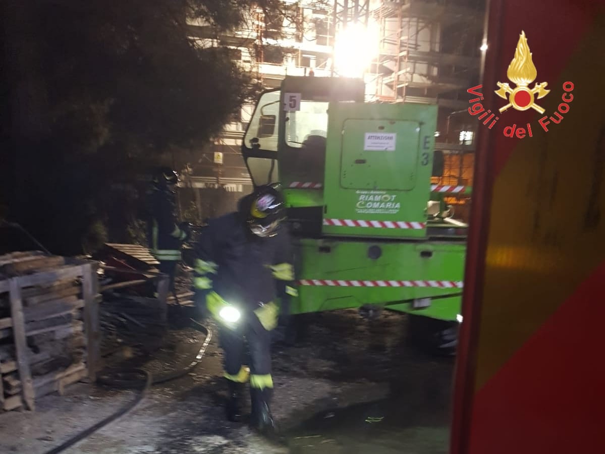 Incendio danneggia mezzo in un cantiere edile di Catanzaro lido