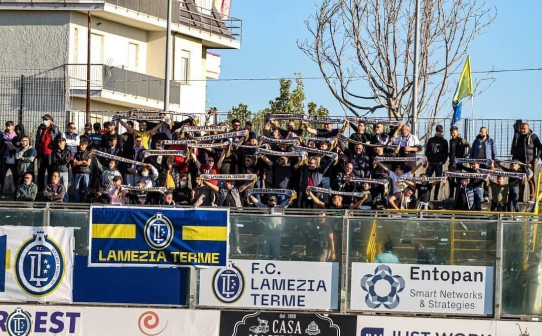 Il primo Club FC Lamezia Terme chiede confronto in sede con la società: “Siamo stanchi di difendervi sempre”