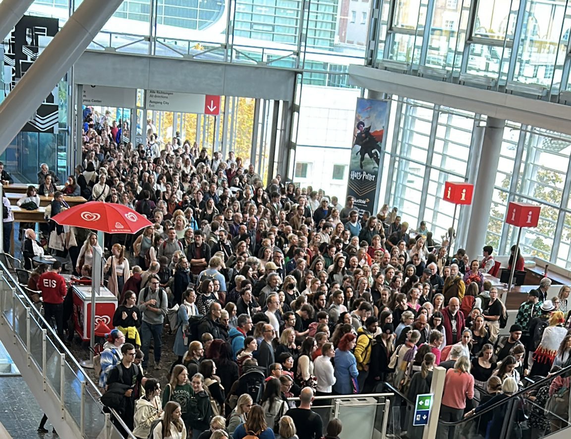 Il Pubblico In Attesa Di Entrare Allo Stand Dove, Fra Gli Altri Editori, Eravamo Noi Presenti