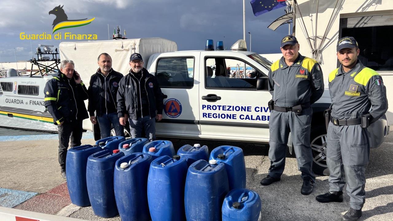 Guardia di finanza di Vibo dona alla Protezione Civile carburante sequestrato a scafisti