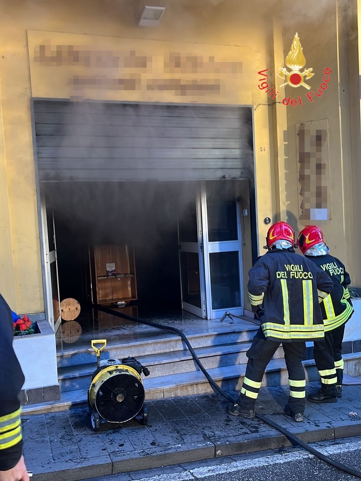 Lamezia Terme, incendio in libreria in via Carducci