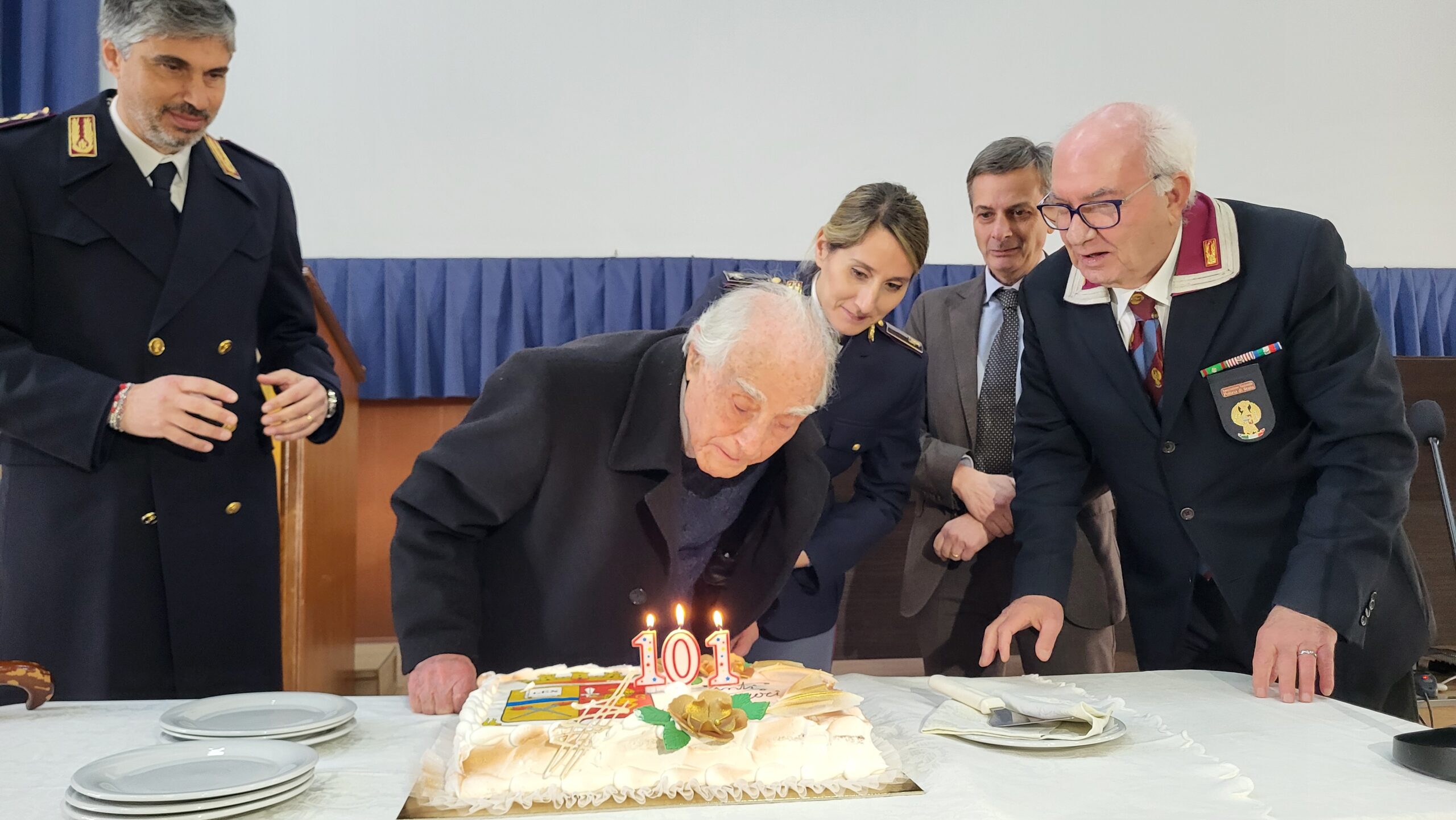 Vibo Valentia, omaggio al Maresciallo di I Classe Scelto della Polizia di Stato Cavaliere Antonio Santelli per il suo 101 compleanno