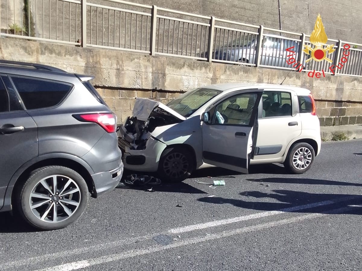 Catanzaro, incidente stradale in via Gioacchino da Fiore, 4 feriti