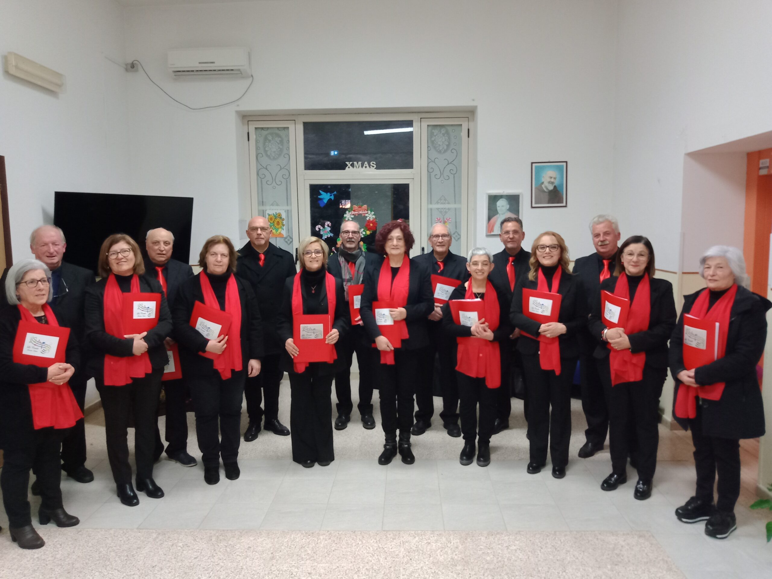 Concerto del Coro Polifonico 'La Corale' di Feroleto per gli anziani nella Casa di Riposo Tamburelli di Lamezia Terme