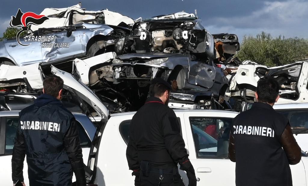 Reggio Calabria, officina abusiva in terreno con capi bestiame non tracciati, denunciato 54enne e sequestrata area